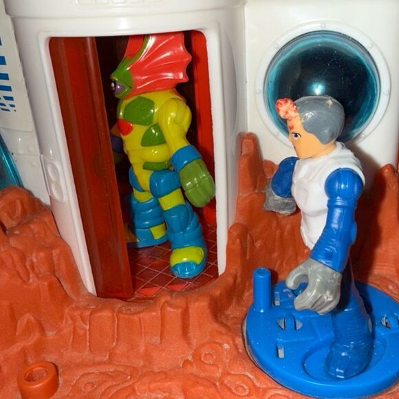 2011 Fisher Price Imaginext Moon Space Station Moon Hauler Alien & Astronaut - Picture 4 of 13